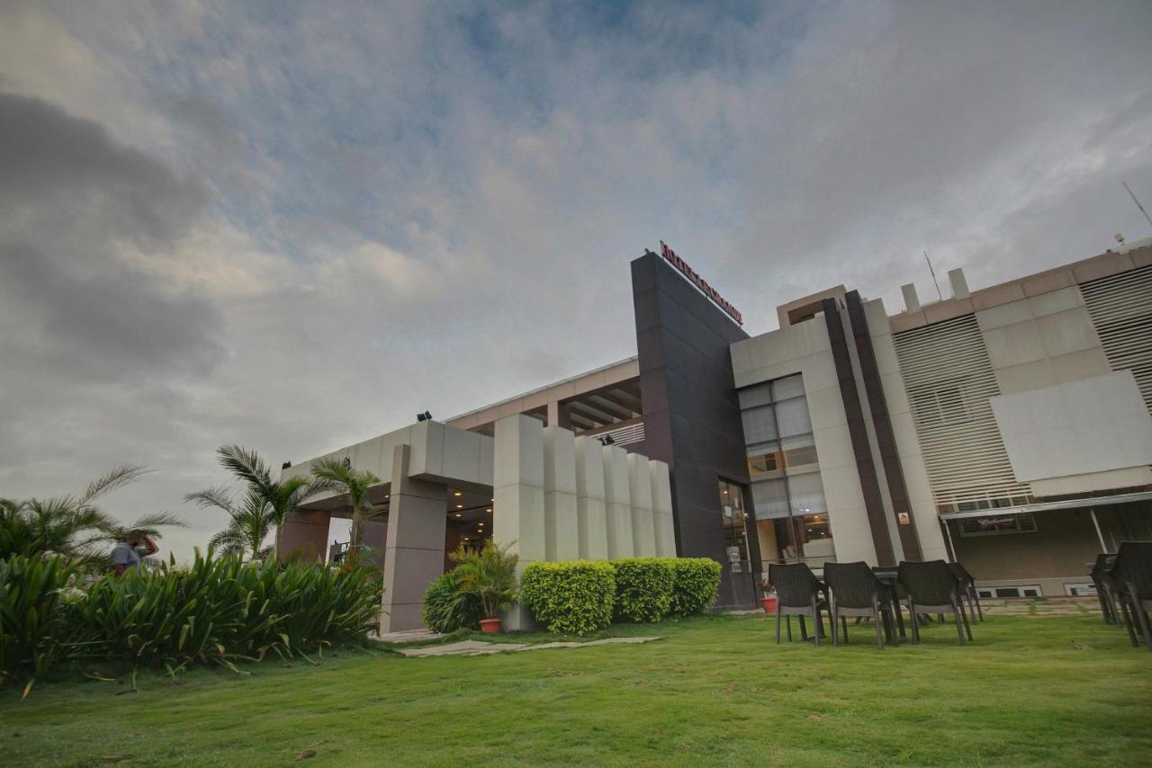 Hotel Le Grande Bijāpur Extérieur photo