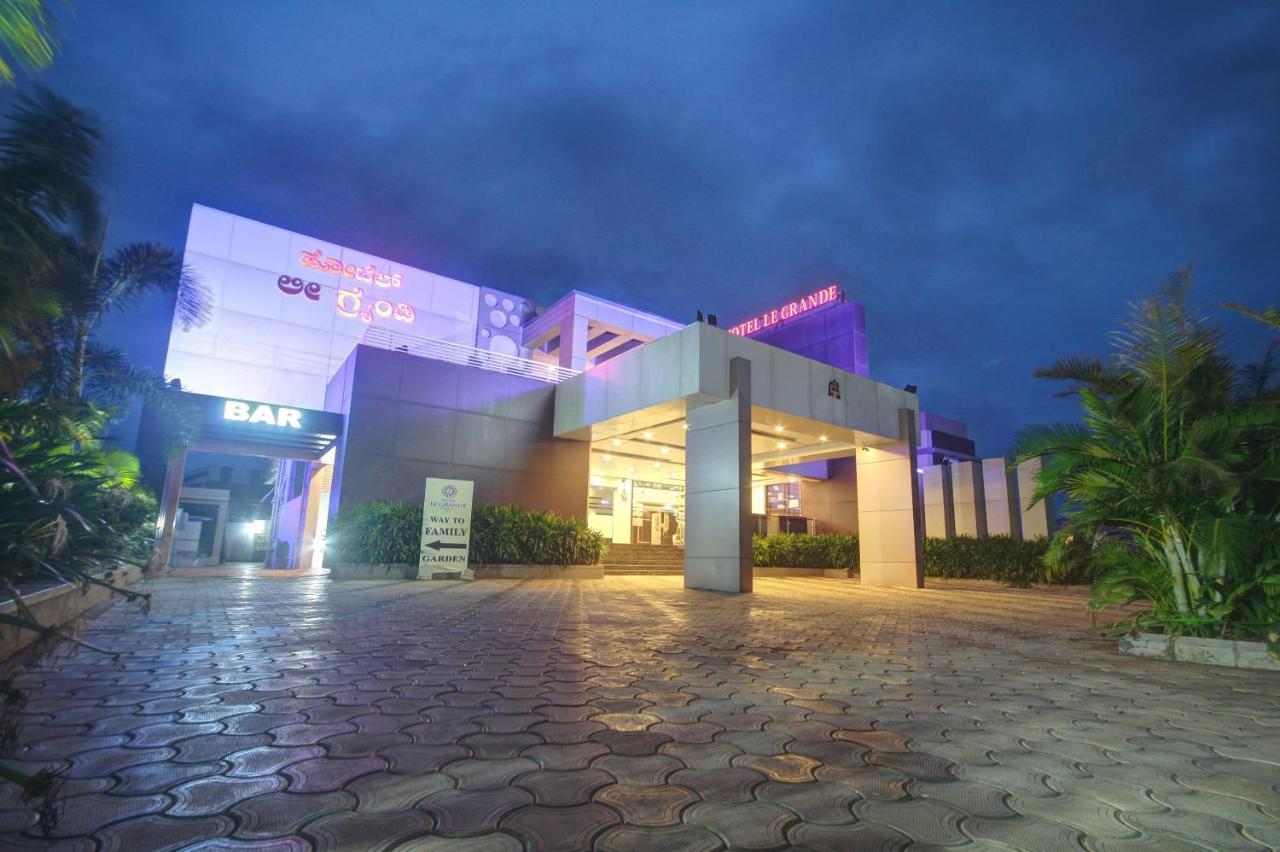 Hotel Le Grande Bijāpur Extérieur photo